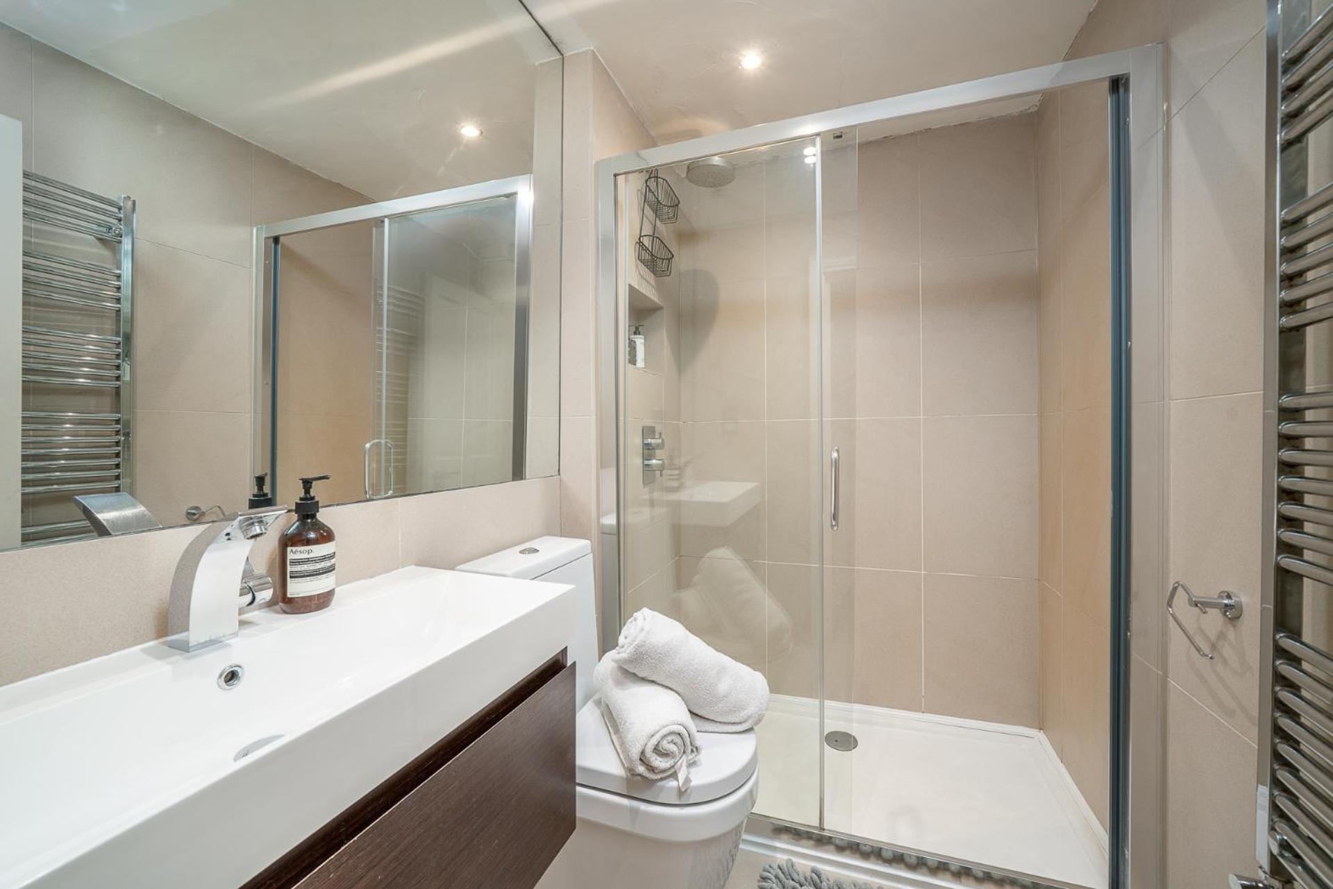 Niru Experience Hidden Gem In Chelsea 2bd 2ba Apartament Londra